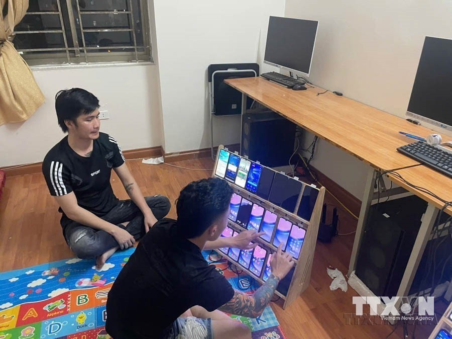 Cơ quan Cảnh sát điều tra, Công an tỉnh Thái Bình ra Quyết định khởi tố vụ án hình sự, khởi tố 21 bị can trong đường dây tội phạm hoạt động “Đánh bạc”; “Rửa tiền” có tổ chức xuyên quốc gia, quy mô lớn, thủ đoạn tinh vi, đặc biệt sử dụng công nghệ trí tuệ nhân tạo (AI) để thực hiện hành vi phạm tội. (Ảnh: TTXVN phát)